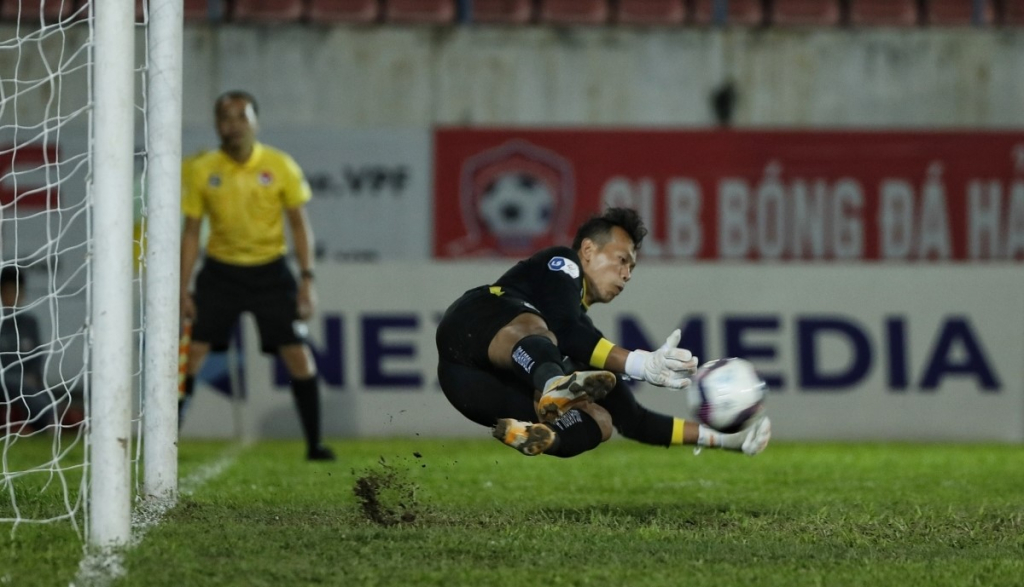 Bùi Tấn Trường nói gì khi cứu phạt đền cho Hà Nội FC?