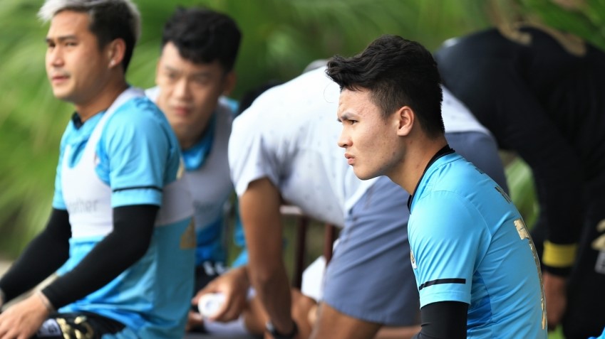 ẢNH: Quang Hải thẫn thờ, ngồi ngoài nhìn Hà Nội FC tập luyện