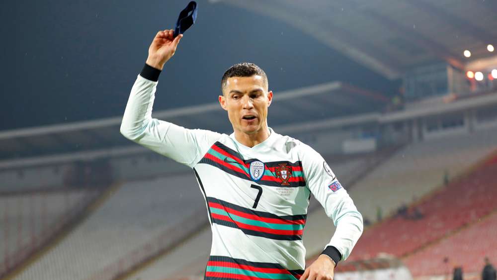 Ronaldo ném băng đội trưởng vì bị “cướp trắng” bàn thắng