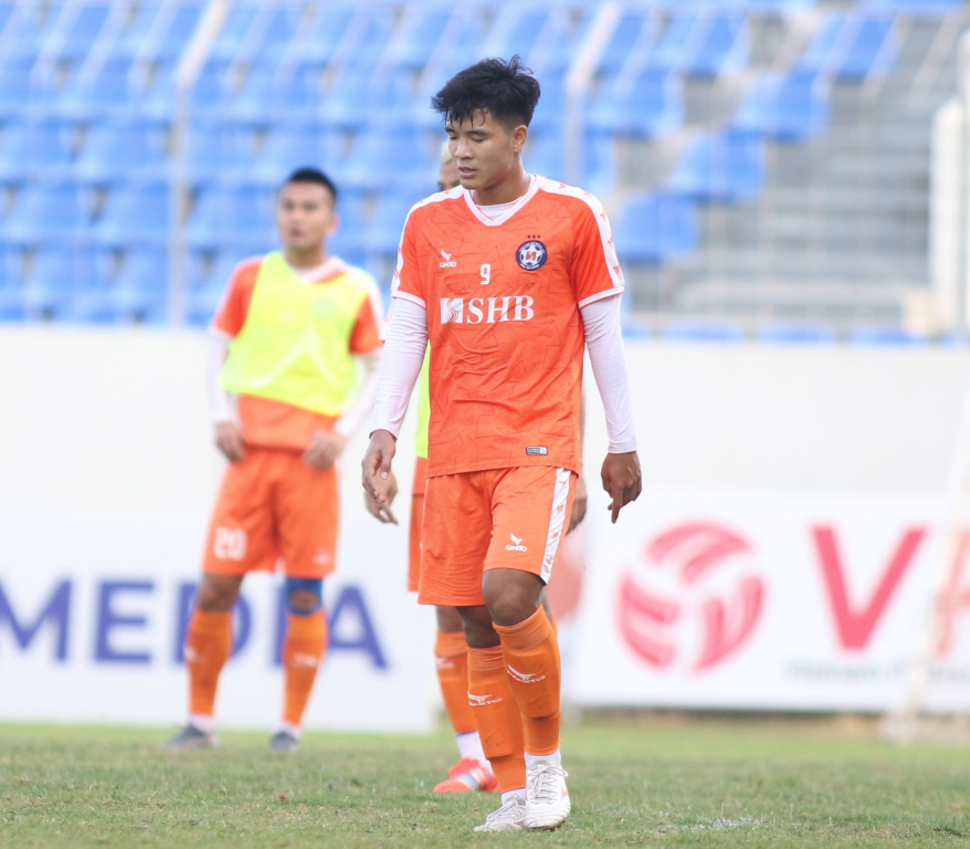 Thua trận, Đức Chinh và SHB Đà Nẵng chịu tổn thất trước khi V.League tái xuất