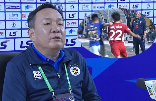 Tình huống thay người “đi vào lòng đất” của tân HLV Hà Nội FC