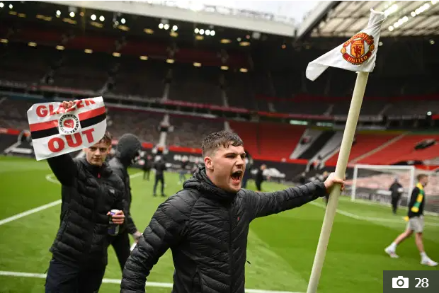 Bạo loạn kinh hoàng ở Old Trafford, một cảnh sát biến dạng mặt vì CĐV tấn công