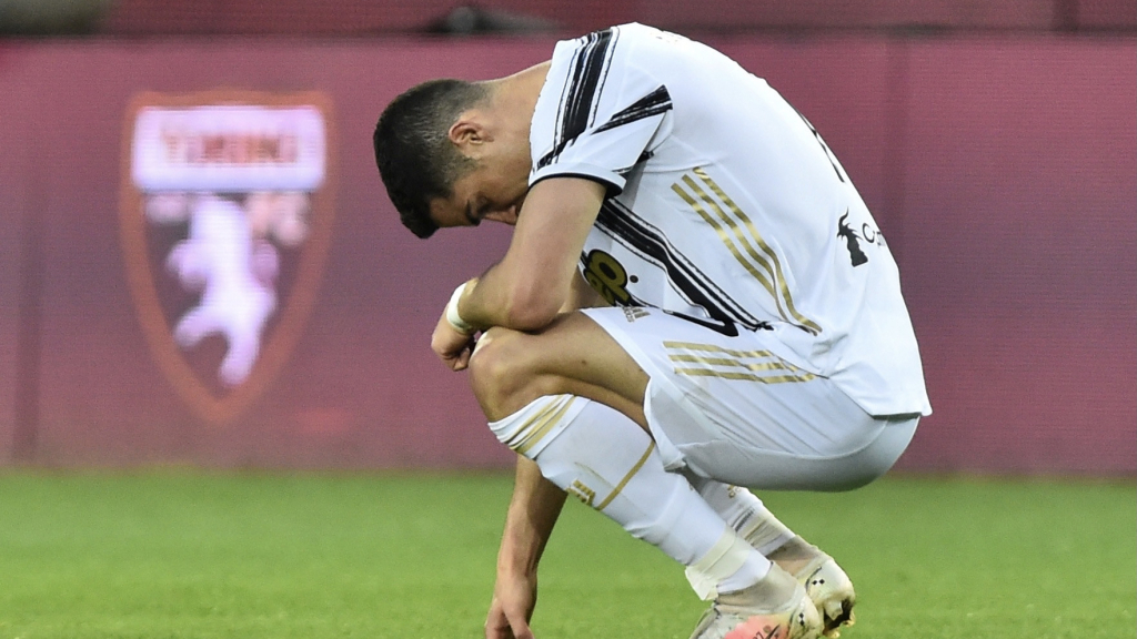 Gánh Juventus “còng lưng”, Ronaldo cúi đầu trong bất lực 