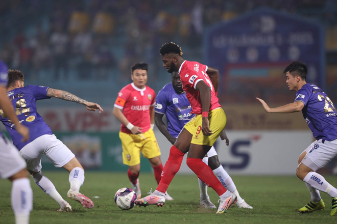 Quang Hải trở lại, Hà Nội FC vất vả giành 1 điểm tại Hàng Đẫy