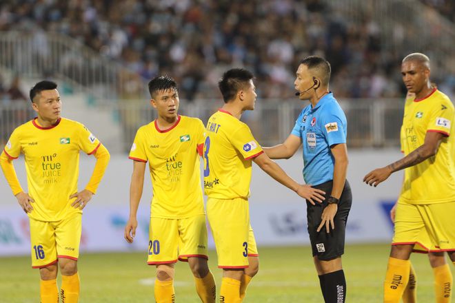 HLV SLNA chỉ ra vấn đề khiến đội thất thế 3 vòng đầu V.League 