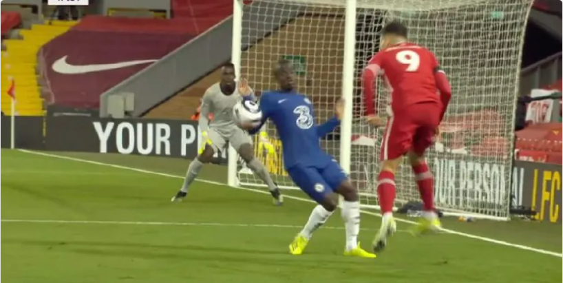 Tại sao Liverpool không được hưởng penalty dù Kante để bóng chạm tay trong vòng cấm?