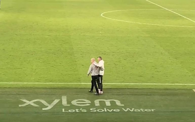 VIDEO: Khoảnh khắc đẹp giữa Pep và Solskjaer sau trận derby Man City - MU