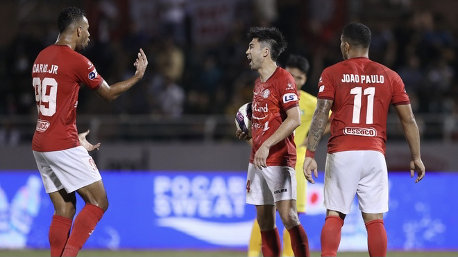 Lee Nguyễn tranh đá penalty với ngoại binh TP.HCM