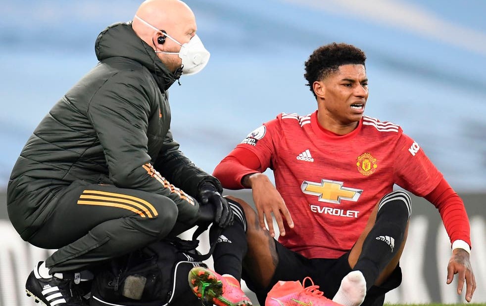 Thắng Man City, MU trả giá đắt bằng chấn thương của Rashford