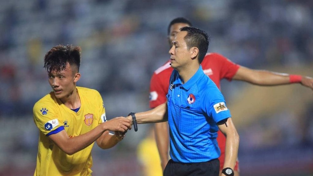 HLV Nam Định đòi penalty ở tình huống gây tranh cãi