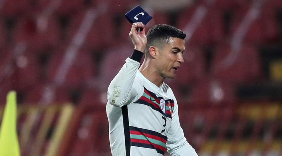 Ronaldo nói gì về hành động ném băng đội trưởng gây tranh cãi?