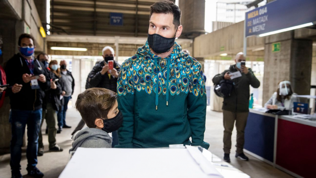 VIDEO: Messi xuất hiện, lần đầu bỏ phiếu bầu chủ tịch Barca