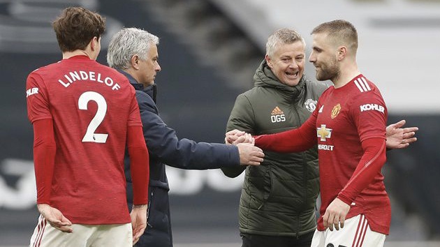 Solskjaer và Shaw cùng “hợp tác” khiêu khích Mourinho