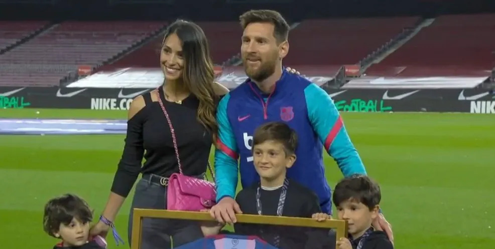 Messi nhận món quà đặc biệt từ Barcelona sau khi đi vào lịch sử CLB