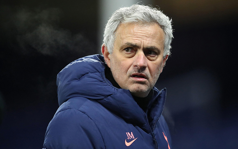 Trước Tottenham, Mourinho từng bị các đội bóng sa thải như thế nào?