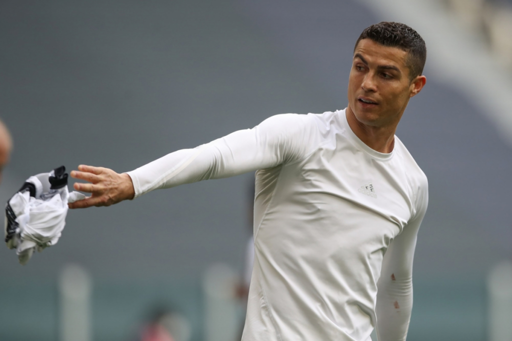Ronaldo ném áo đấu Juventus và sự thật bất ngờ đằng sau