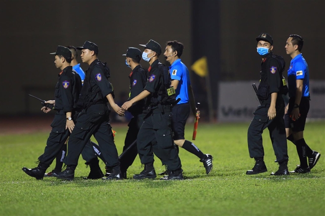 Trọng tài trận Thanh Hoá – TP.HCM phải nhờ cảnh sát hộ tống rời sân