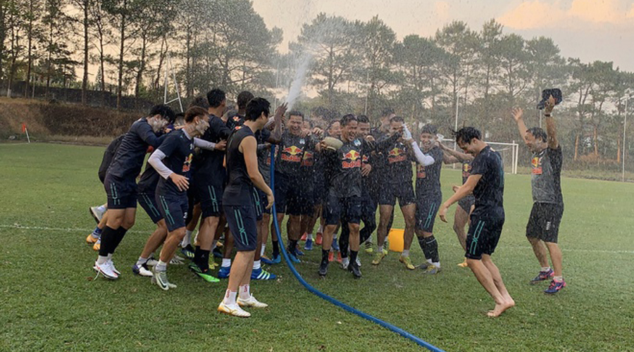 VIDEO: Thầy trò Kiatisak vui hết nấc trong ngày Tết Songkran