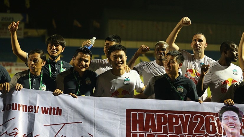 Xuân Trường được tổ chức sinh nhật ngay sau trận HAGL thắng Thanh Hoá