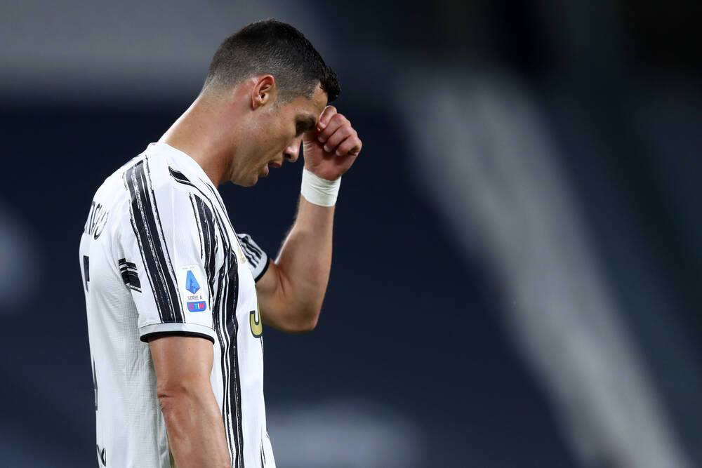 SỐC: Ronaldo bị “cô lập” trong phòng thay đồ Juventus