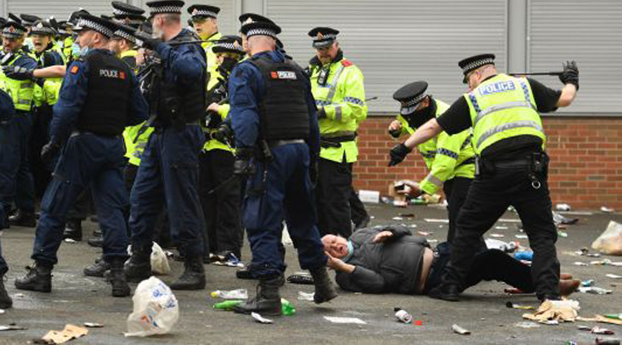 Bắt giữ CĐV quá khích của MU trong vụ bạo loạn ở Old Trafford