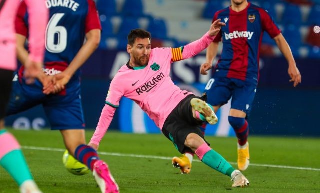 Cú vô-lê đẳng cấp của Messi không thể cứu nổi Barca rệu rã