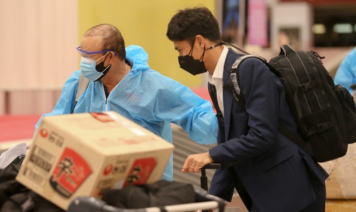 ĐT Việt Nam đón vị khách bất ngờ ở sân bay Dubai