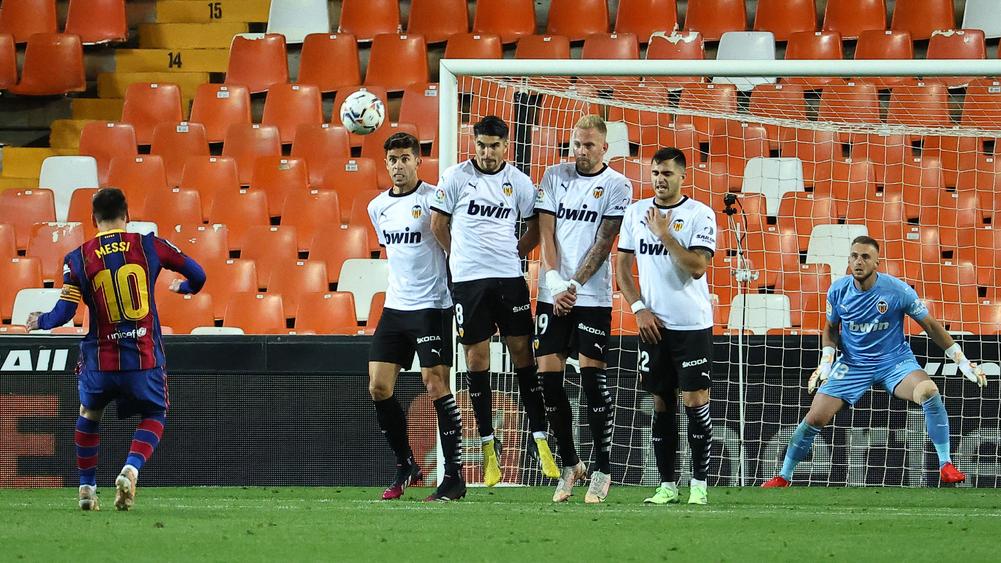 Lionel Messi cán cột mốc đáng nể sau cú đúp vào lưới Valencia