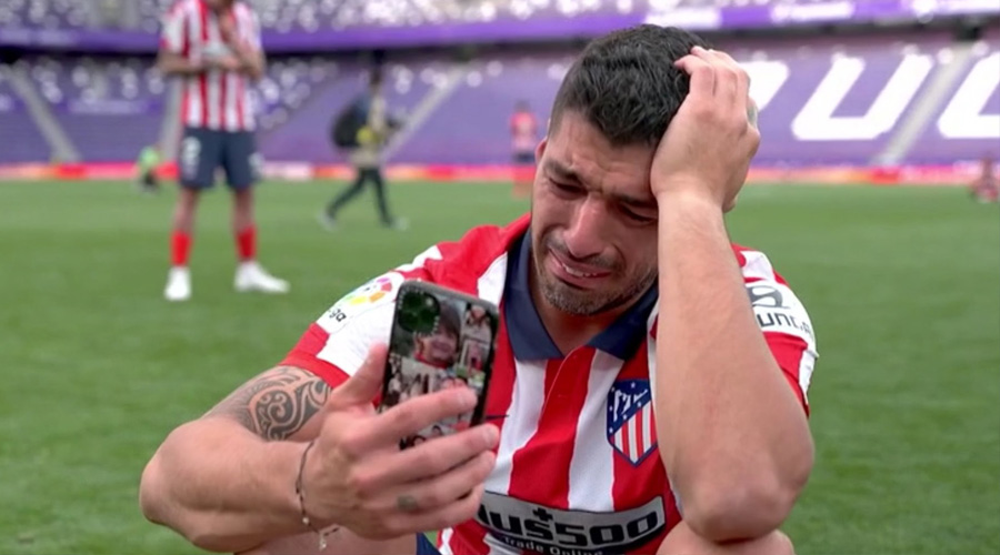 Suarez khóc như mưa sau khi vô địch La Liga, không quên kể tội Barca