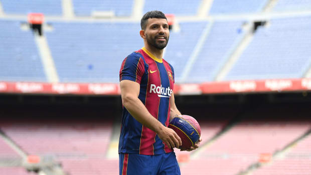 VIDEO: Aguero chào sân Nou Camp, tin tưởng Messi sẽ ở lại