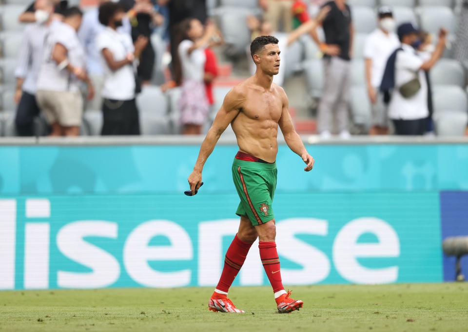 ẢNH: Ronaldo khoe body 6 múi nóng bỏng, fan nữ đổ rạp
