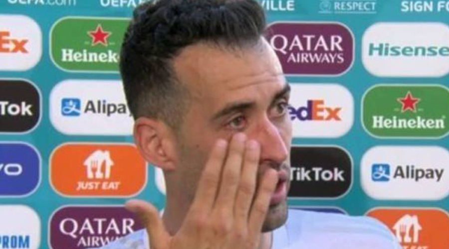 Busquets bật khóc như trẻ con sau trận thắng của Tây Ban Nha