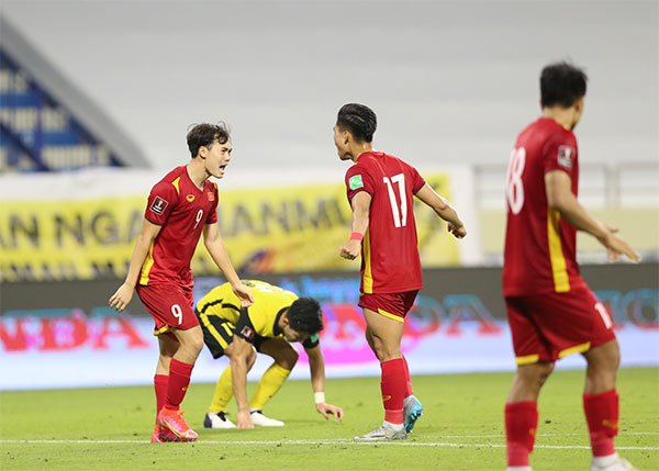 Chỉ trích Văn Toàn vì quả penalty, Malaysia đã thua Việt Nam cả trong lẫn ngoài sân cỏ