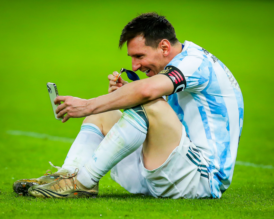 Khoảnh khắc xúc động: Messi nâng niu tấm huy chương chờ đợi suốt 16 năm