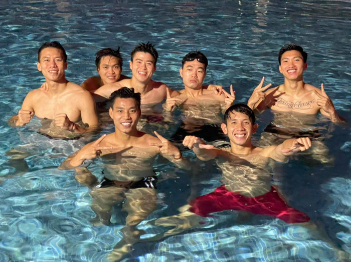 Hình ảnh thoải mái và vui vẻ của dàn cầu thủ ĐT Việt Nam sau chiến thắng Malaysia