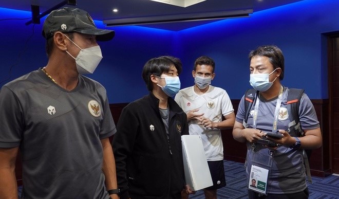 HLV Indonesia quát tháo trợ lý ngay sau buổi họp báo với ĐT Việt Nam