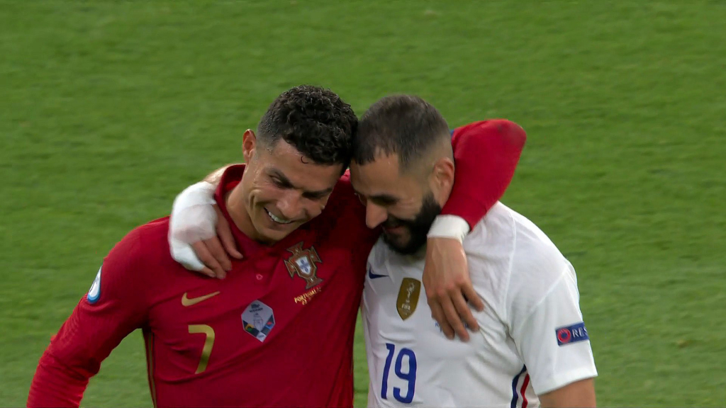 Khoảnh khắc đầy tình cảm giữa Ronaldo và Benzema khiến fan Real nhói lòng