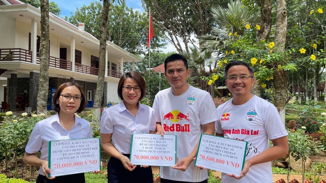 HLV Kiatisak ủng hộ 210 triệu đồng hỗ trợ Việt Nam chống dịch COVID-19