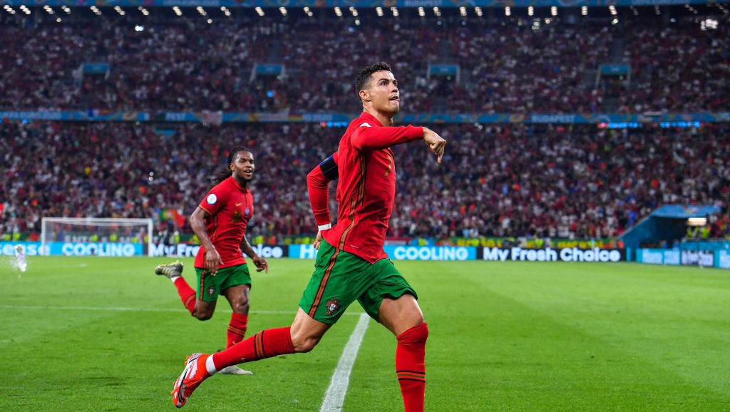 Ronaldo cân bằng kỷ lục ghi bàn vĩ đại của Ali Daei trong ngày BĐN đi tiếp