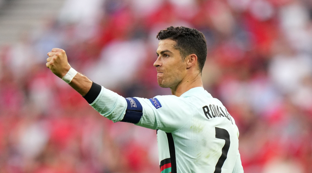 Ronaldo đi vào lịch sử Euro với 2 kỷ lục vô tiền khoáng hậu ngày BĐN chiến thắng