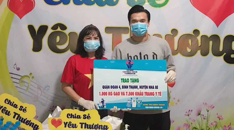 Tiến Dũng thay mặt Quang Hải, Văn Hậu ủng hộ chống dịch Covid-19