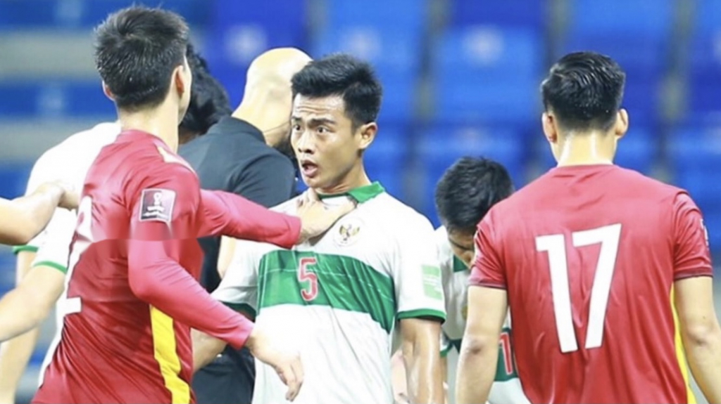Tuấn Anh bị phạm lỗi nguy hiểm, Duy Mạnh bóp cổ cầu thủ Indonesia