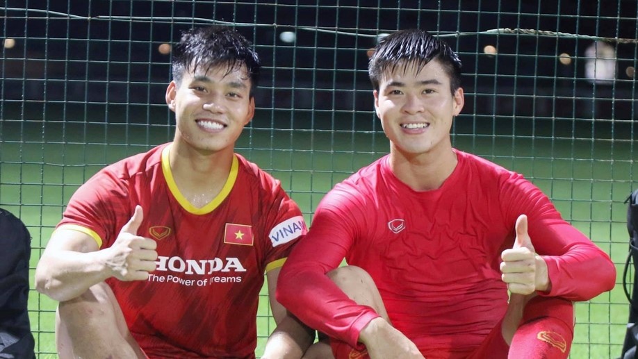VIDEO: Hài hước cách Duy Mạnh, Văn Thanh chơi bóng trong khu cách ly