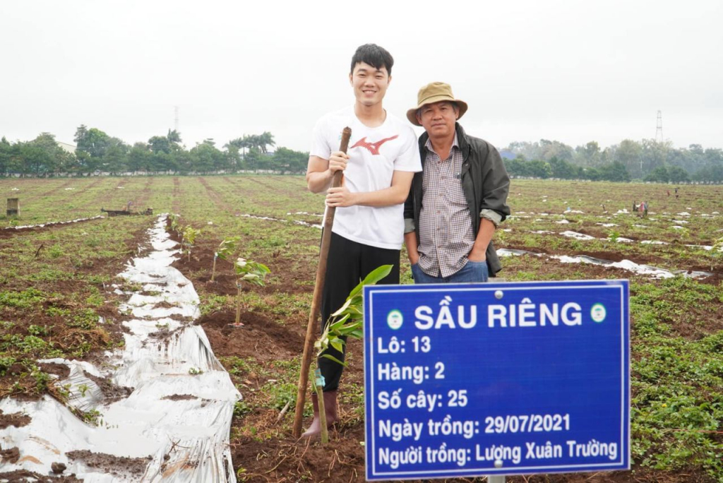 Cầu thủ HAGL cùng bầu Đức làm điều 