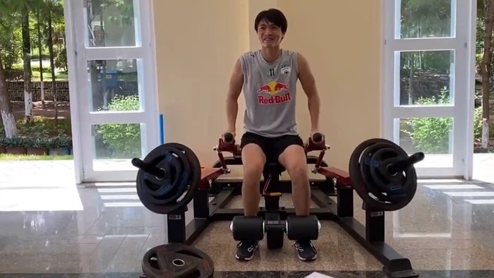 VIDEO: Tuấn Anh tươi cười, Công Phượng thở không ra hơi trong buổi tập gym