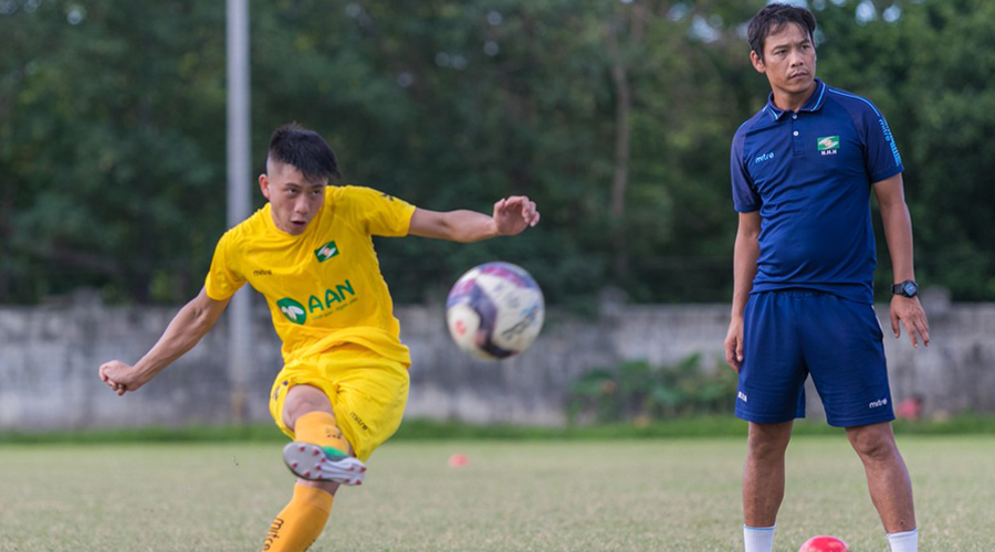 3 vấn đề của SLNA khi V.League lùi lịch