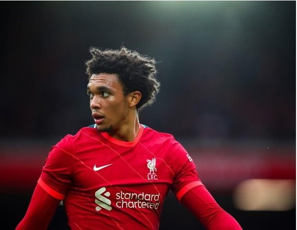 Alexander-Arnold tái hiện khoảnh khắc khiến CĐV Barca lạnh người