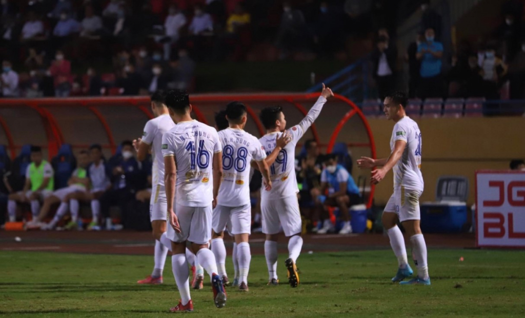 Quang Hải cúi đầu chào bầu Hiển, tạm biệt CĐV Hà Nội FC
