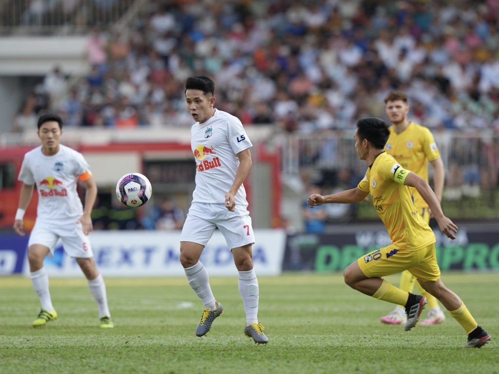 Chuyên gia Việt Nam bày kế để V.League thi đấu được trong năm 2021 