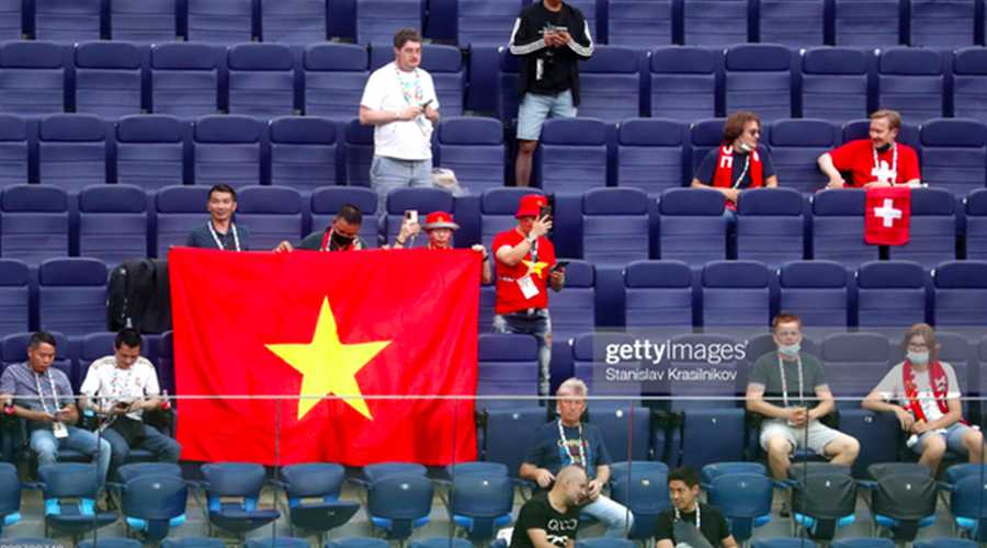 Quốc kỳ Việt Nam chiếm trọn spotlight ở trận tứ kết EURO 2020